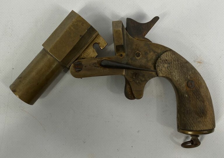 Pistolet lance-fusée en bronze - (manque plaquette de crosse)