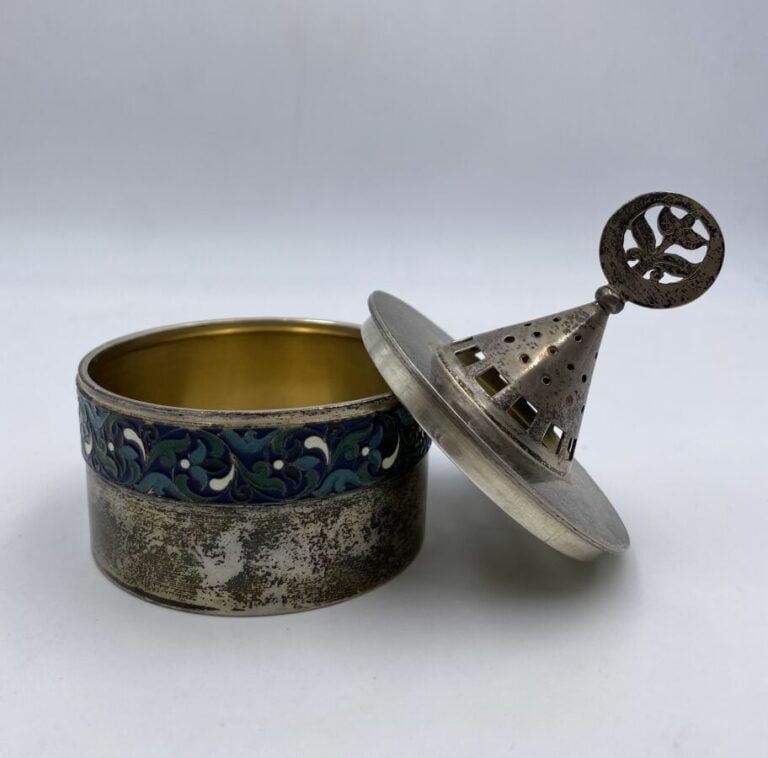 Pixide. - Pixide en argent et émail cloisonné, le couvercle ajouré à décor arch…