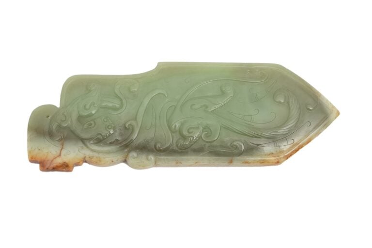 [.] PLAQUE DE JADE NEPHRITE ARCHAISANTE - Chine - Pierre dans les tons vert et…