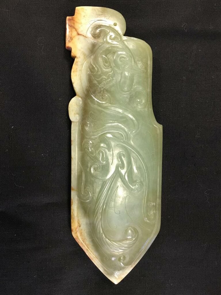 [.] PLAQUE DE JADE NEPHRITE ARCHAISANTE - Chine - Pierre dans les tons vert et…