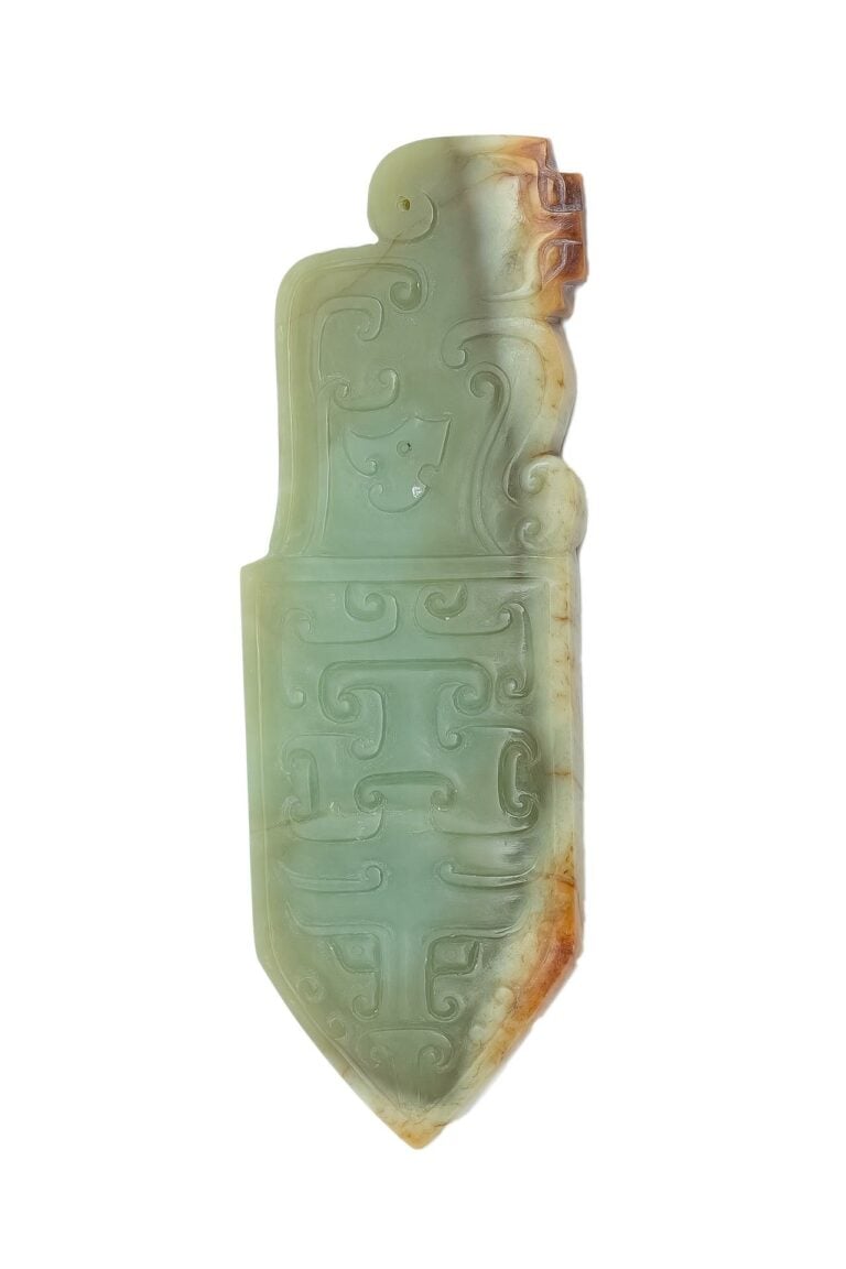 [.] PLAQUE DE JADE NEPHRITE ARCHAISANTE - Chine - Pierre dans les tons vert et…