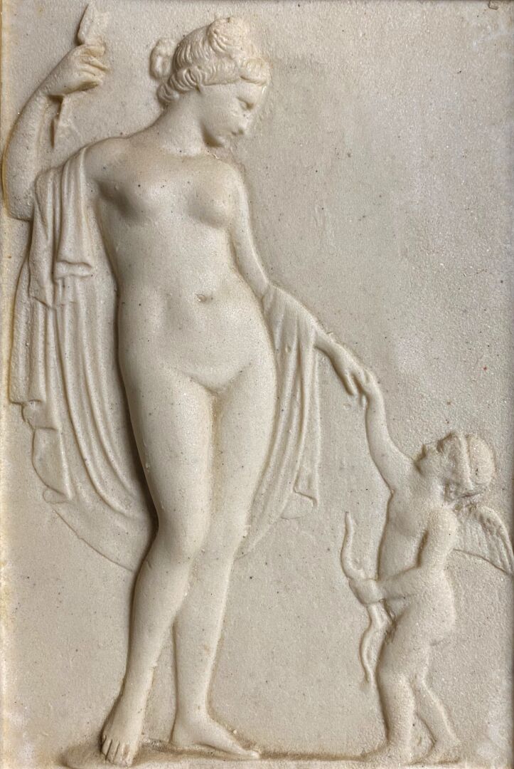 Plaque décorative en pierre ornée d'un bas-relief sculpté figurant Vénus et Cup…