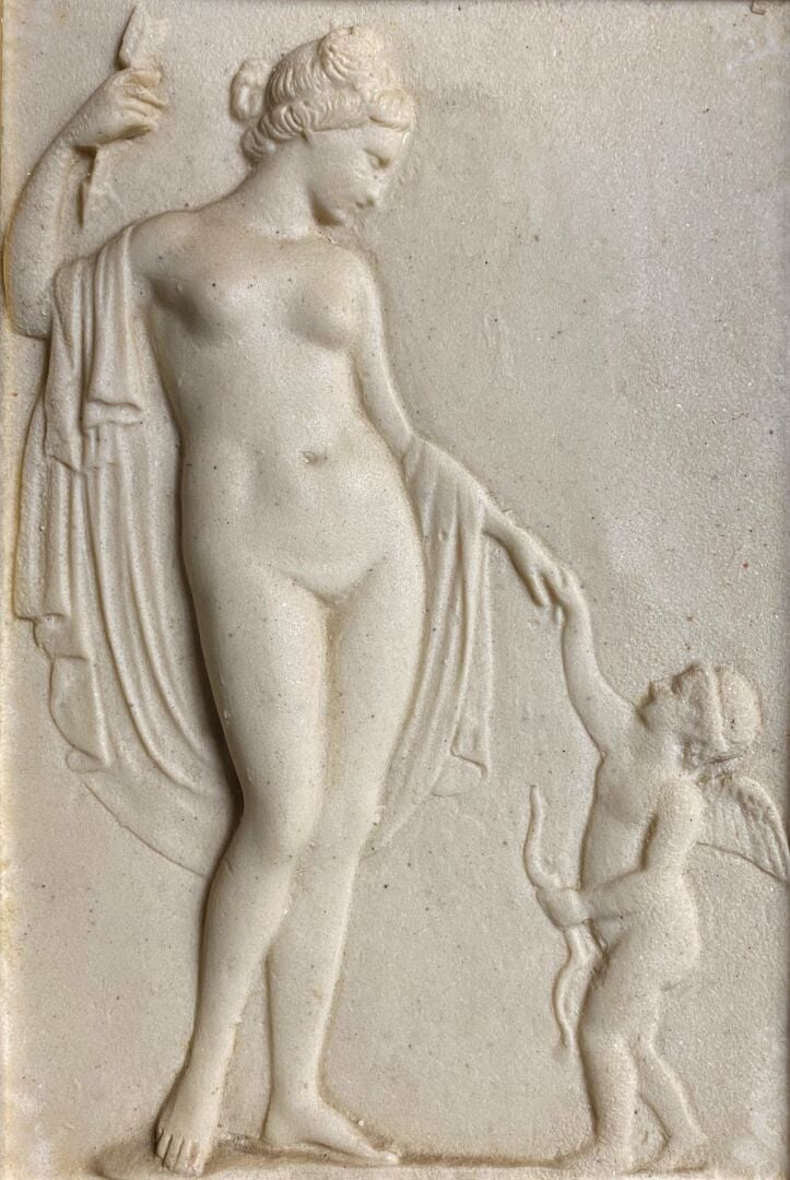 Plaque décorative en pierre ornée d'un bas-relief sculpté figurant Vénus et Cup…