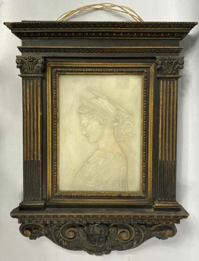 Plaque en albâtre sculptée en bas-relief d'un profil de jeune femme vêtue dans…