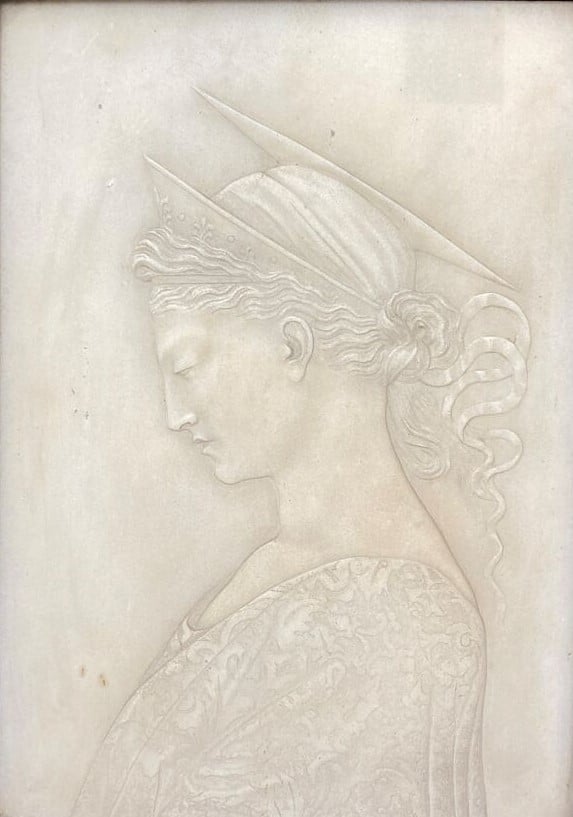 Plaque en albâtre sculptée en bas-relief d'un profil de jeune femme vêtue dans…