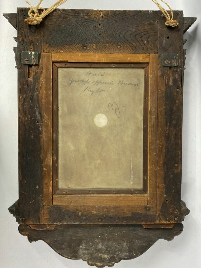 Plaque en albâtre sculptée en bas-relief d'un profil de jeune femme vêtue dans…
