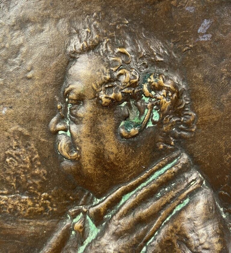 Plaque en bronze sculpté en bas-relief représentant le portrait en buste de pro…