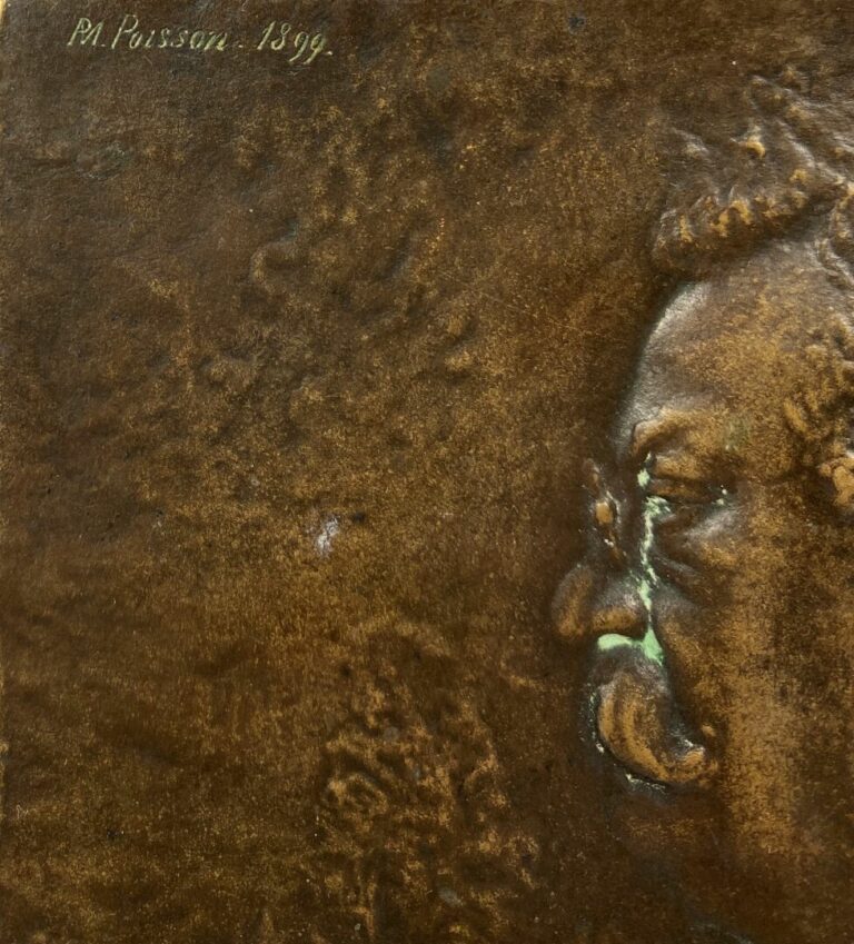 Plaque en bronze sculpté en bas-relief représentant le portrait en buste de pro…