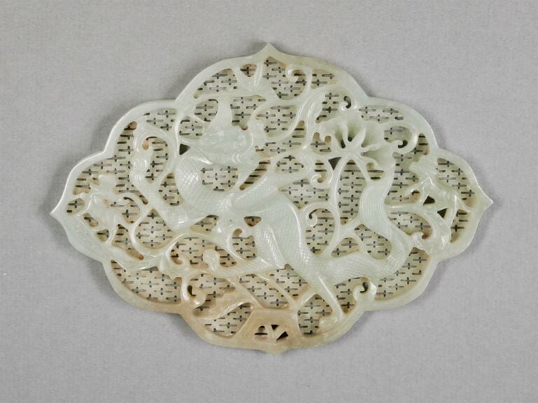 [.] PLAQUE EN JADE NEPHRITE AU UN DRAGON - Chine, De style Ming - Polylobées, e…