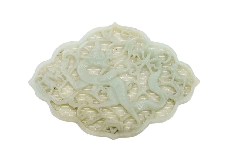 [.] PLAQUE EN JADE NEPHRITE AU UN DRAGON - Chine, De style Ming - Polylobées, e…