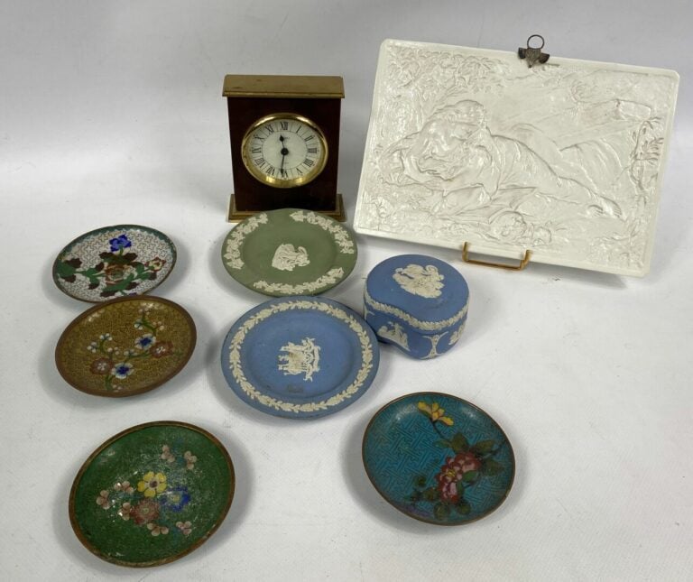 Plaque en porcelaine à décor en lithophanie représentant une jeune femme à la l…