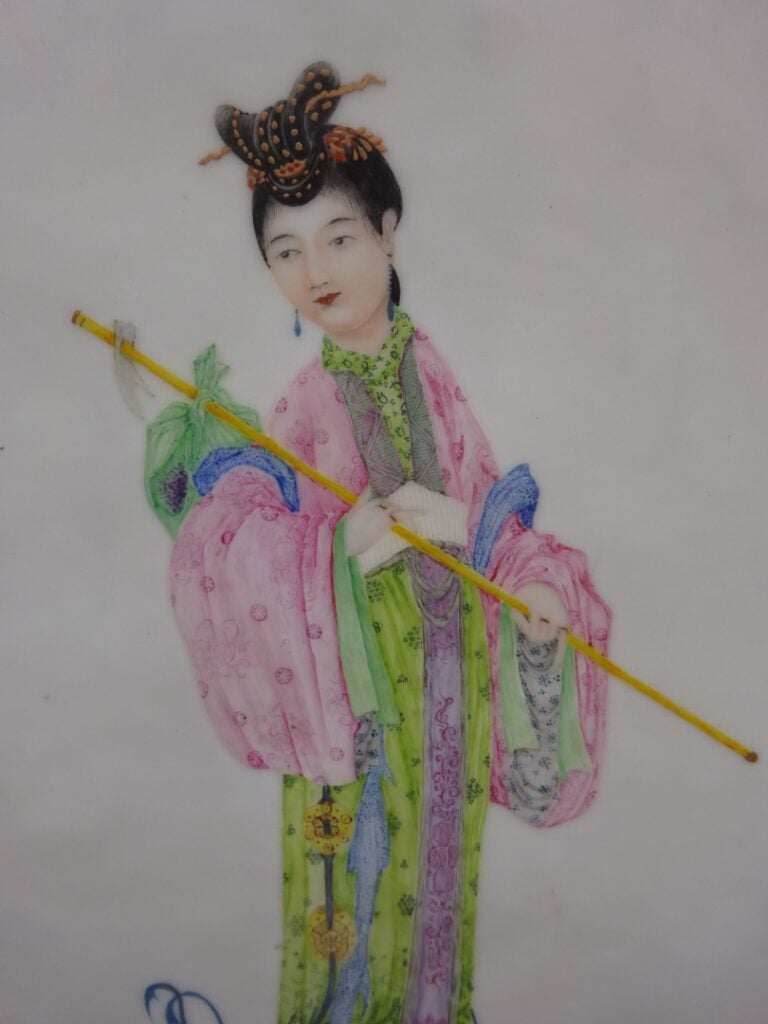 [-] PLAQUE EN PORCELAINE ET EMAUX DANS LE STYLE DE LA FAMILLE ROSE - Chine, XXe…
