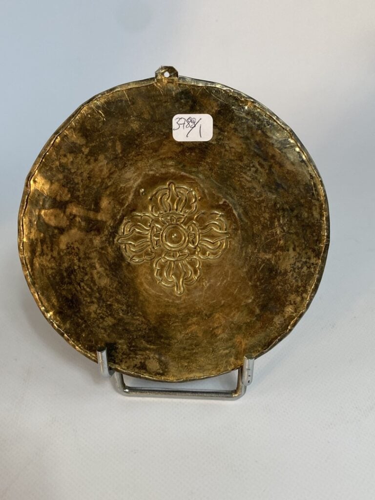 PLAQUE OVALE EN ARGENT - Tibet ? - Dans un médaillon central une divinité se te…