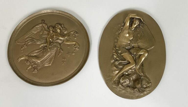 Plaque ovale en bronze à patine dorée « Nymphe et triton », (31 x 22 cm) on joi…