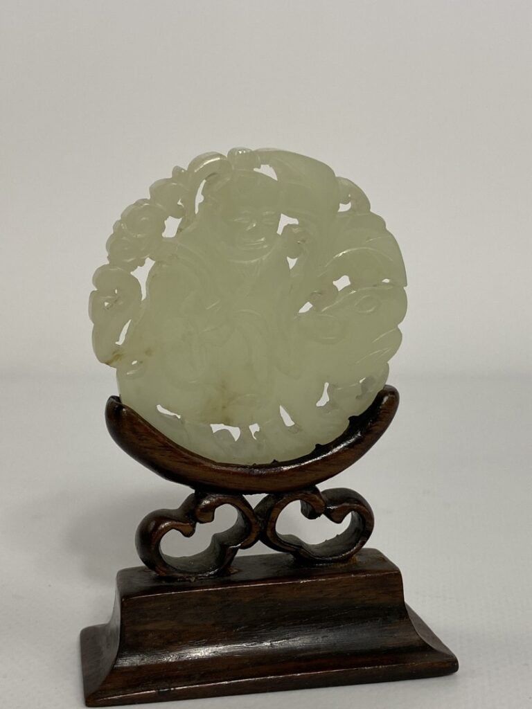 PLAQUE / PENDENTIF CIRCULAIRE EN JADE NEPHRITE SCULPTEE - Chine - Elle est scul…