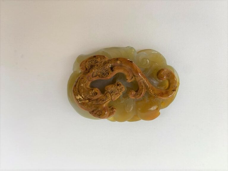 PLAQUE / PENDENTIF EN AGATE / CALCEDOINE SCULPTEE DEUX FACES - Chine, Epoque XX…