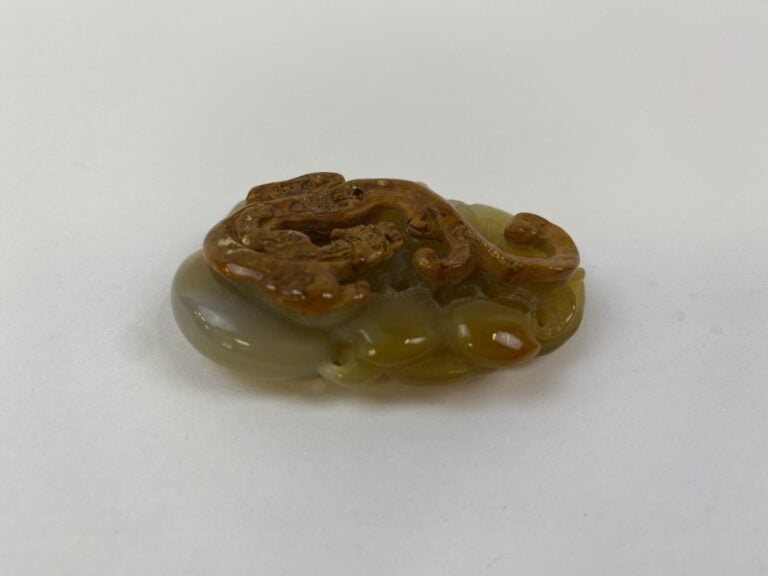 PLAQUE / PENDENTIF EN AGATE / CALCEDOINE SCULPTEE DEUX FACES - Chine, Epoque XX…
