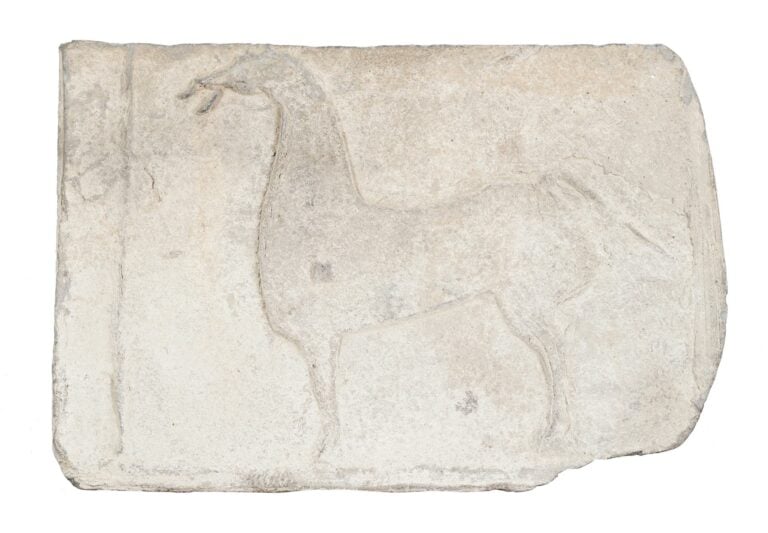 PLAQUE QUADRANGULAIRE EN PIERRE ORNEE AU DEVANT D'UN CHEVAL EN BAS-RELIEF - Chi…