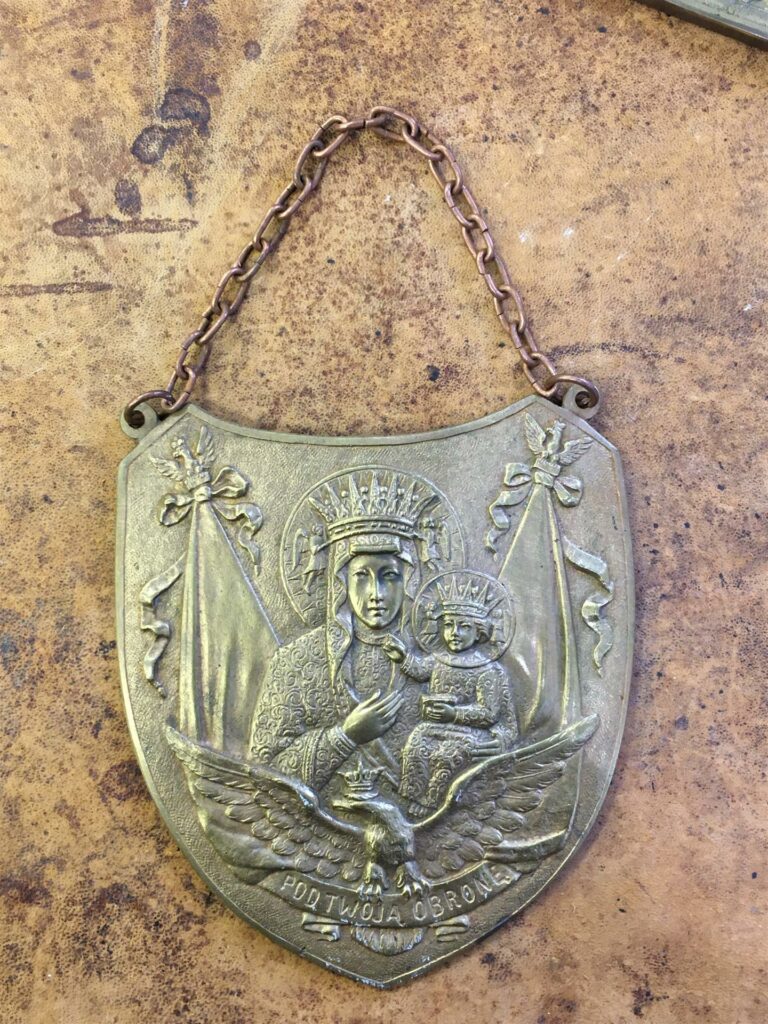 Plaque ryngraf en bronze représentant la vierge à l'enfant de Czestochowa sur u…