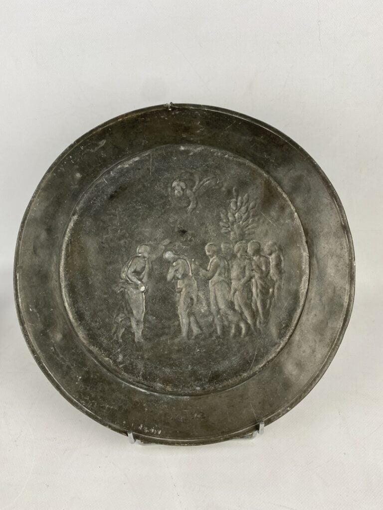 Plat circulaire en étain à décor en repoussé figurant le Baptême du Christ, l'a…