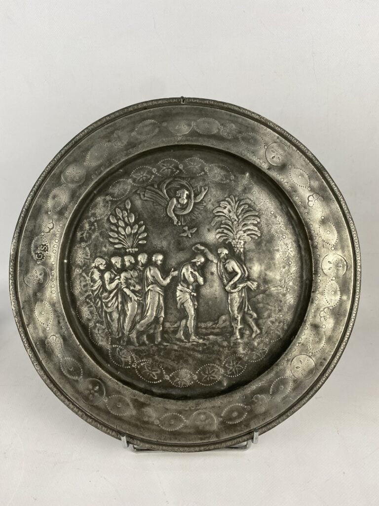 Plat circulaire en étain à décor en repoussé figurant le Baptême du Christ, l'a…