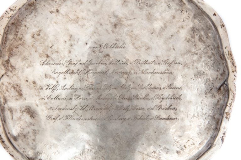 Plat commémoratif en argent, bords à filets contournés, gravés à l'endroit du c…