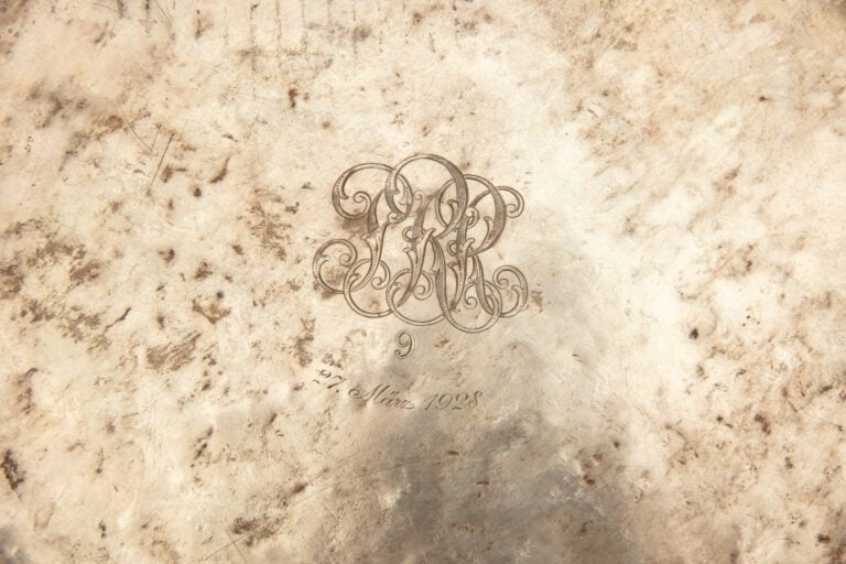 Plat commémoratif en argent, bords à filets contournés, gravés à l'endroit du c…