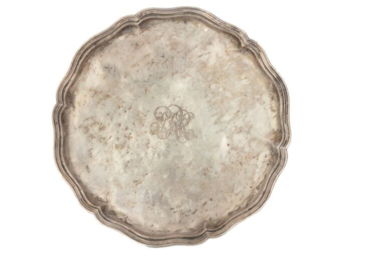 Plat commémoratif en argent, bords à filets contournés, gravés à l'endroit du c…