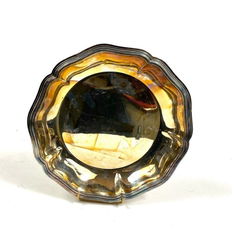 Plat creux en argent à filets forts. - Poinçon Minerve - Poids : 635 g