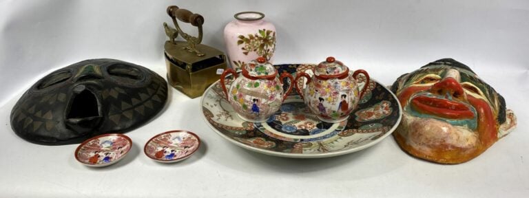 Plat en porcelaine à décor Imari - Diam : 36 cm - On joint un lot comprenant de…