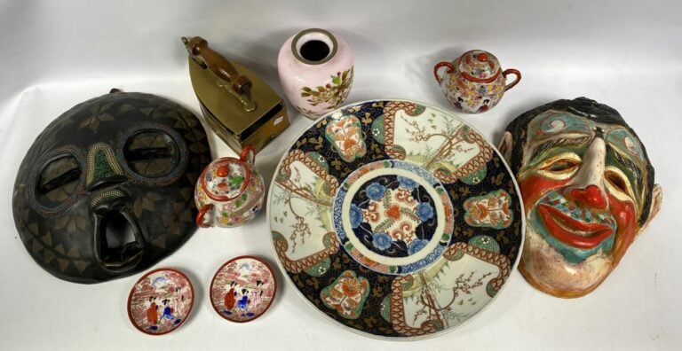 Plat en porcelaine à décor Imari - Diam : 36 cm - On joint un lot comprenant de…