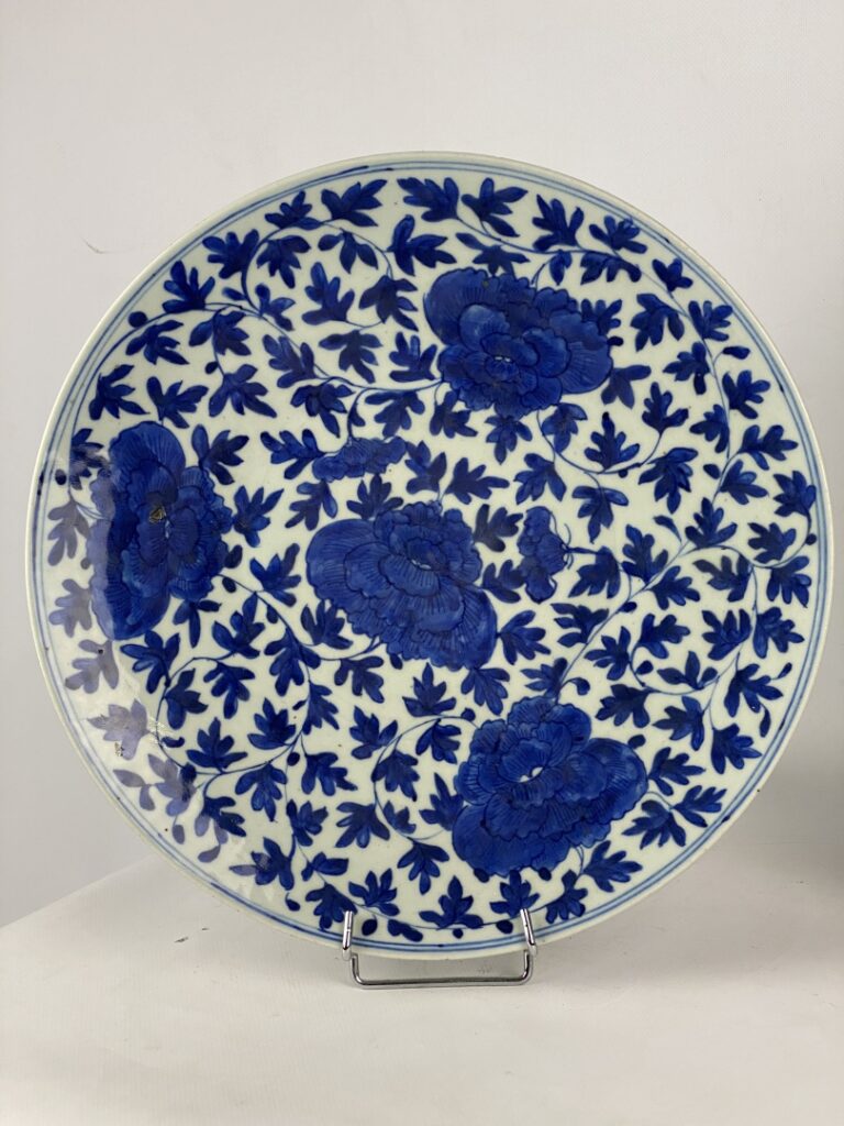 Plat en porcelaine bleu blanc - Chine - A décor en bleu cobalt de pivoines et r…