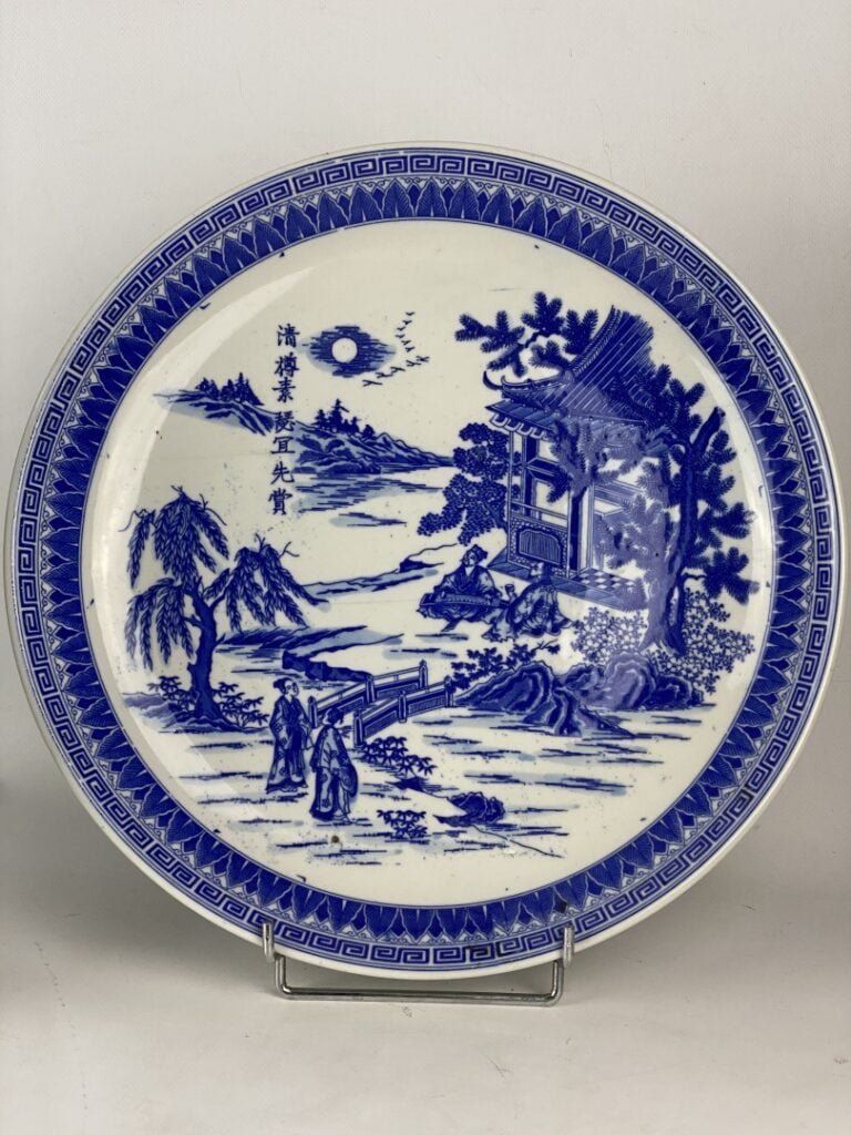 Plat en porcelaine bleu blanc - Chine - A décor en bleu cobalt de pivoines et r…