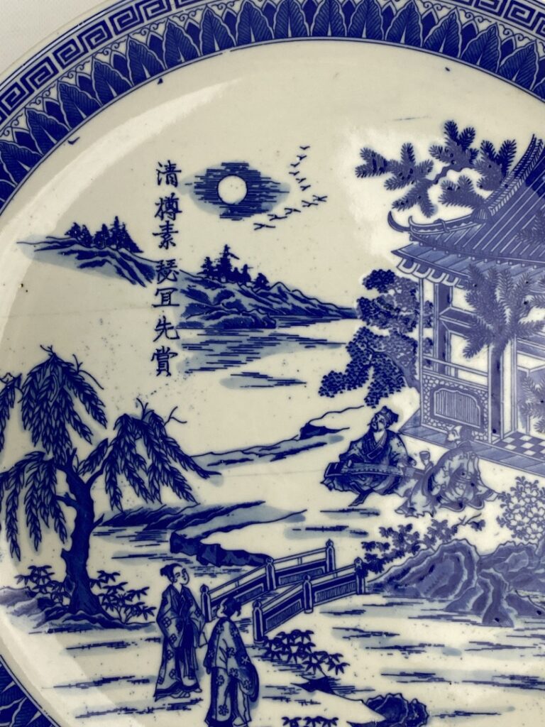 Plat en porcelaine bleu blanc - Chine - A décor en bleu cobalt de pivoines et r…
