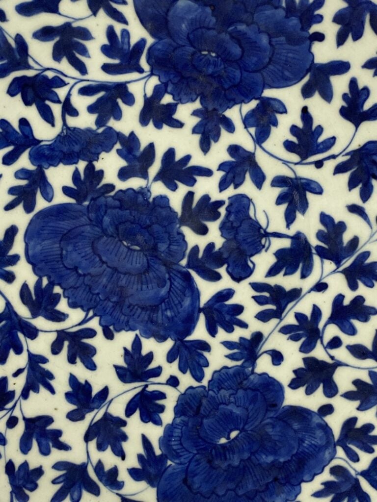 Plat en porcelaine bleu blanc - Chine - A décor en bleu cobalt de pivoines et r…