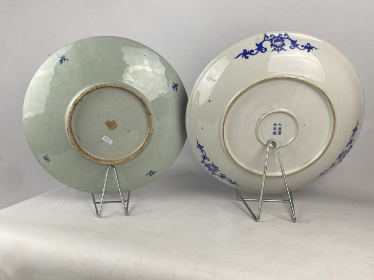Plat en porcelaine bleu blanc - Chine - A décor en bleu cobalt de pivoines et r…