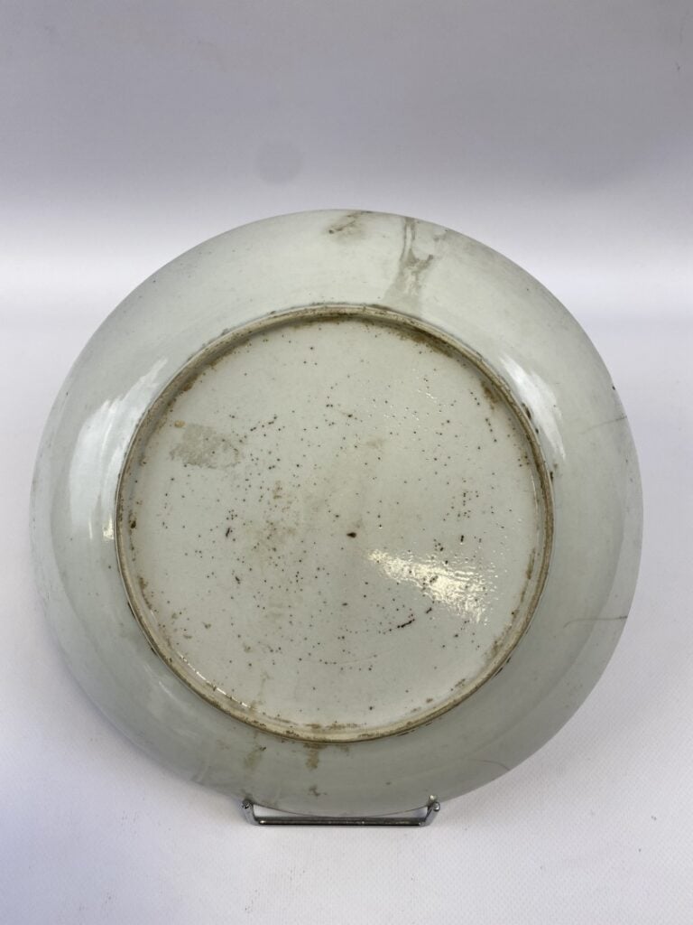 PLAT EN PORCELAINE DE CANTON - Chine - A décor d'oiseaux, papilons et fleurs. -…
