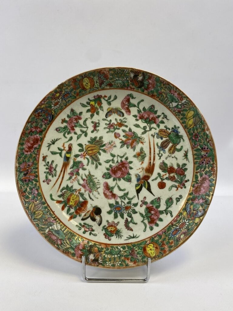 PLAT EN PORCELAINE DE CANTON - Chine - A décor d'oiseaux, papilons et fleurs. -…
