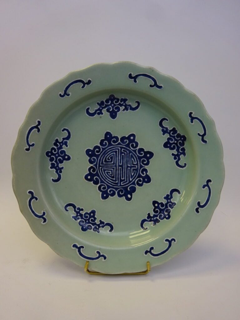 PLAT POLYLOBE EN PORCELAINE CELADON ET BLEU BLANC - Chine, - A fond céladon déc…