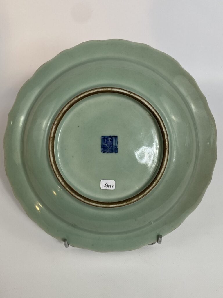 PLAT POLYLOBE EN PORCELAINE CELADON ET BLEU BLANC - Chine, - A fond céladon déc…