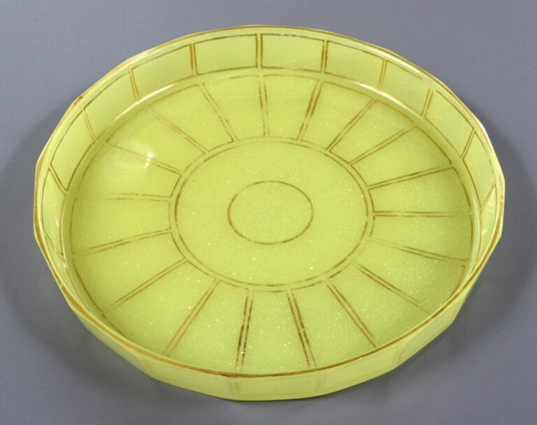 Plateau en opaline jaune à décor géométrique de filets dorés et bord facetté. E…