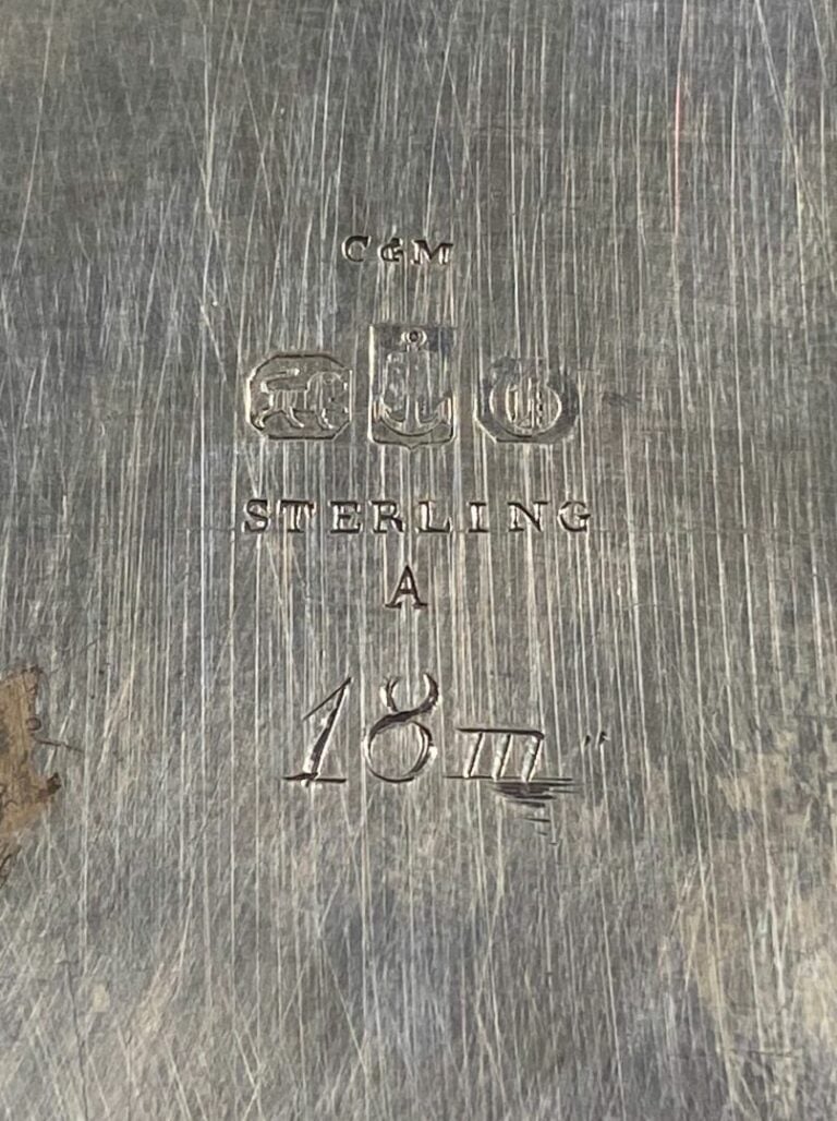 Plateau ovale en argent (925) à décor ciselé de rinceaux feuillagés et chiffré…