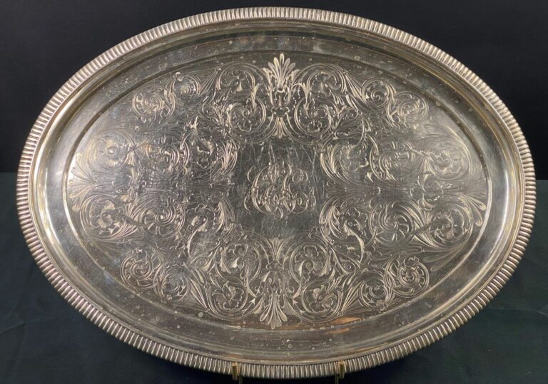 Plateau ovale en argent (925) à décor ciselé de rinceaux feuillagés et chiffré…