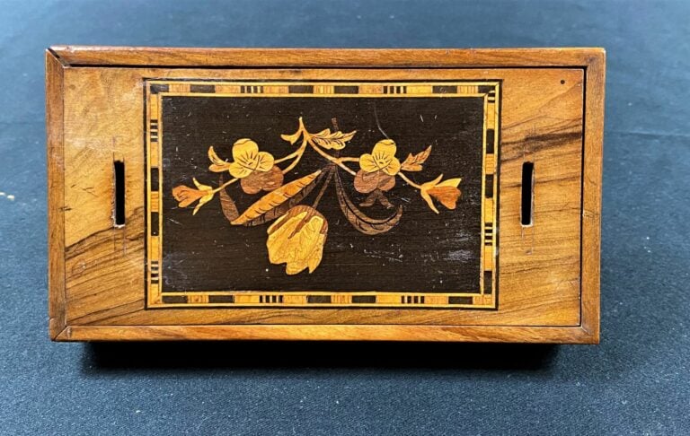 Plumier formant porte-crayons en marqueterie niçoise de bois d'olivier et amara…