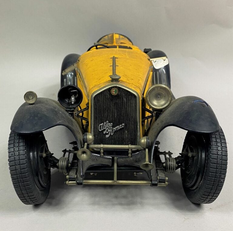 POCHER - Alfa Romeo, maquette de voiture en plastique jaune et noir. - L: 49 cm…