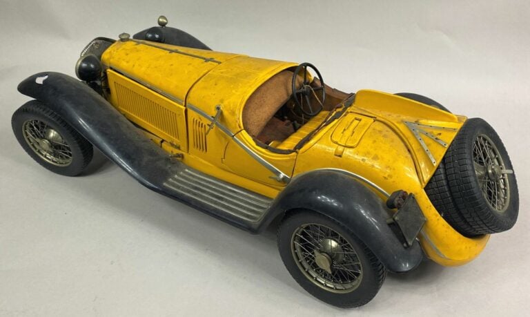 POCHER - Alfa Romeo, maquette de voiture en plastique jaune et noir. - L: 49 cm…
