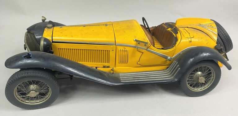 POCHER - Alfa Romeo, maquette de voiture en plastique jaune et noir. - L: 49 cm…