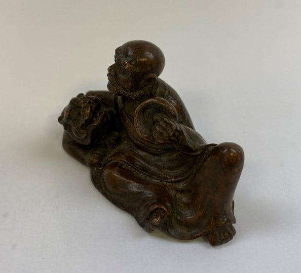 Poids de rouleau / presse-papiers anthropomorphe en bronze à patine brune - Chi…