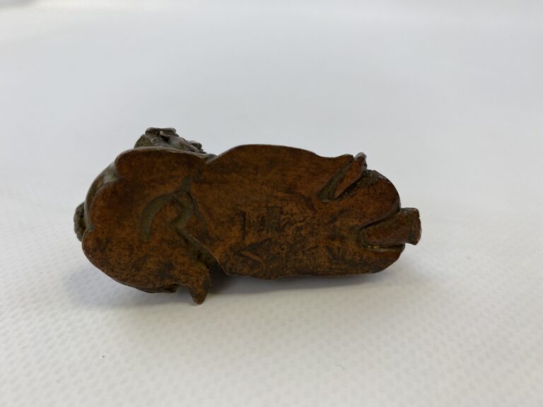 Poids de rouleau / presse-papiers anthropomorphe en bronze à patine brune - Chi…
