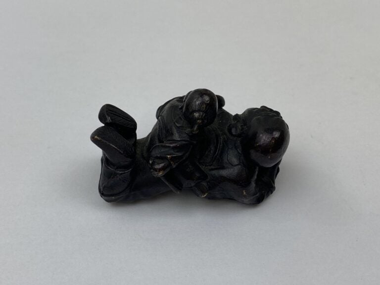 POIDS DE ROULEAU / PRESSE-PAPIERS ANTHROPOMORPHE EN BRONZE A PATINE BRUNE - Jap…